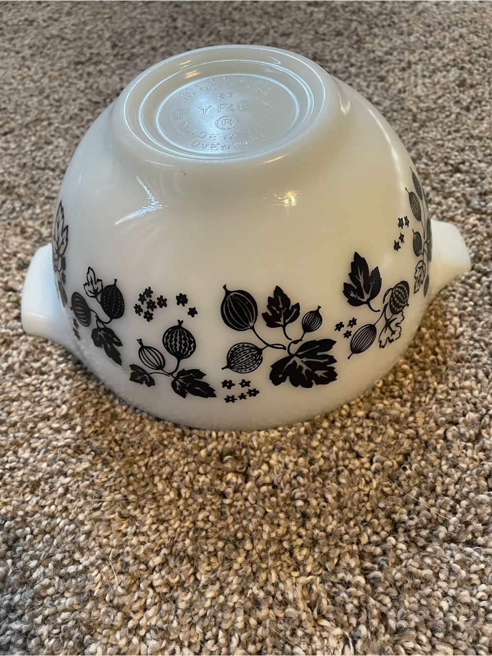 Vintage Pyrex Gooseberry Cinderella black and white mixing bowl - Picture 6 of 7